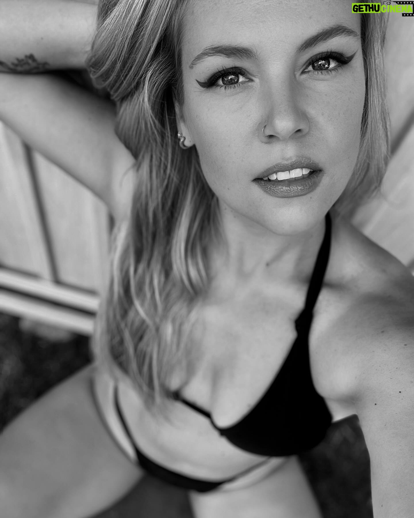 Agnes Bruckner - 347 Likes - Happy HumpDay 🐫
#happyhumpday #birdsofafeather #wednesday #letsgo #agnesbruckner #blackandwhite