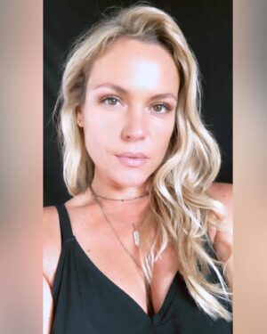 Agnes Bruckner Instagram - A little selfie swipe action. Cuz why the fuck not. 🤭🤗💋 
Which one’s your favorite? Comment below ❤️🥰✨

#swipe #tuesday #selfie #beenaminute #love #stutter #chrisbrown #agnesbruckner #actress #movies #model #kauai #hawaii #blondehairdontcare