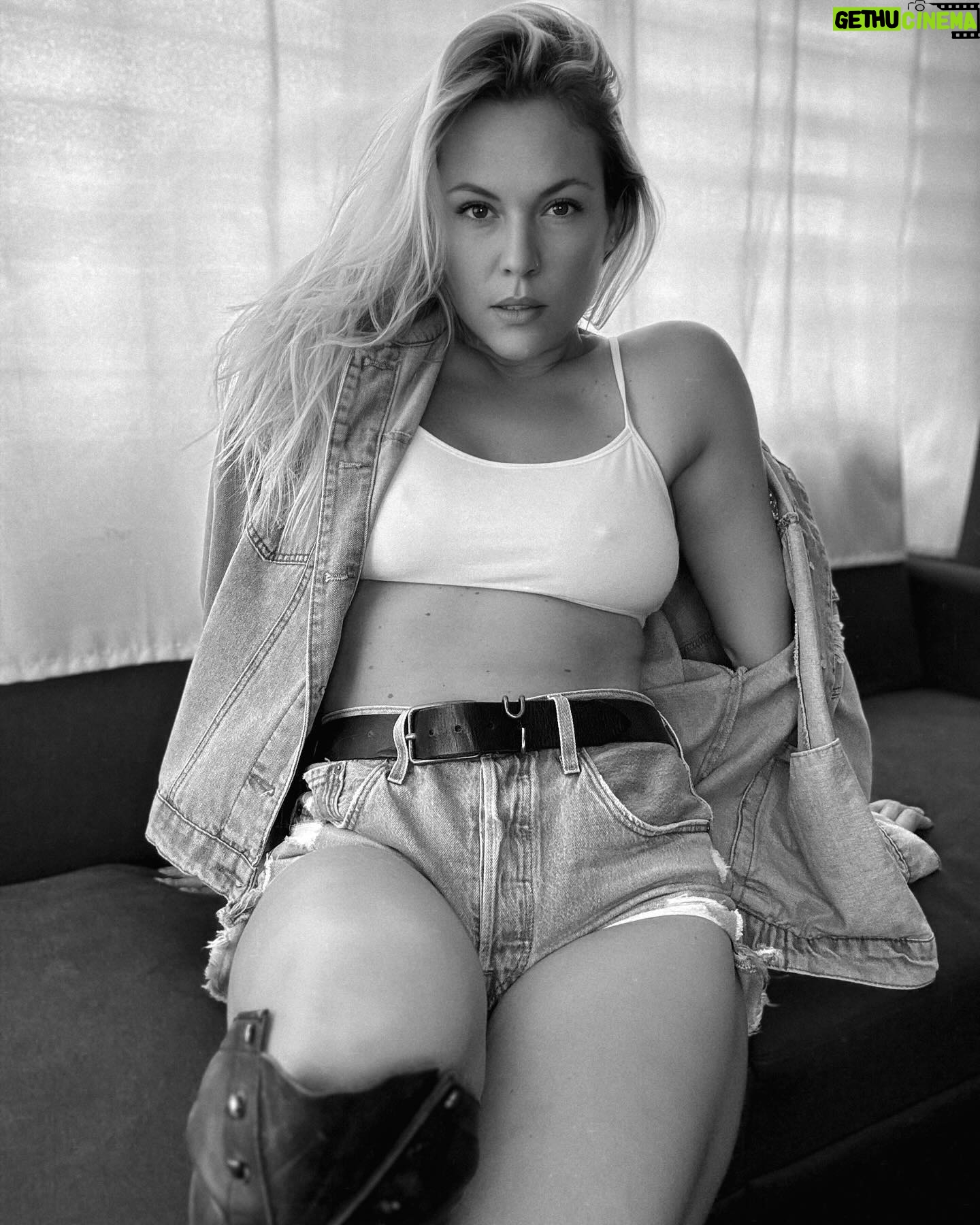 Agnes Bruckner - 397 Likes - Must’ve been something you said….
#monday #mindaymotivation #agnesbruckner #letsgo #mama #yessir #love #lostandfound #cuttingcrew #jeans