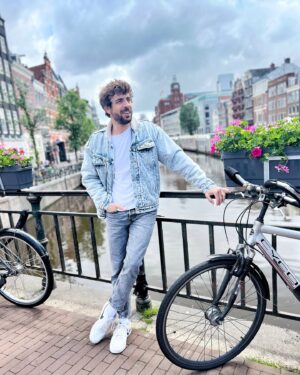 Agustín Galiana Instagram - Week-end dernier à Amsterdam ☀️🧇

#voyage #amis #amsterdam #applepie #bonheur #detente #alacool #weekend #plaisir #sefaireplaisir #autop #canauxamsterdam #canaux #tulipes