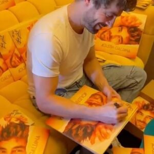 Agustín Galiana Instagram - Des CD et des VINYLES dédicacés sont disponibles sur ma store Universal 🧡 au cas où tu peux pas venir aux showcase / dédicace 🙏🏻 Le lien est dans ma bio 😜

#album #enamorado #dédicacé #dedicace #universal #agustingaliana