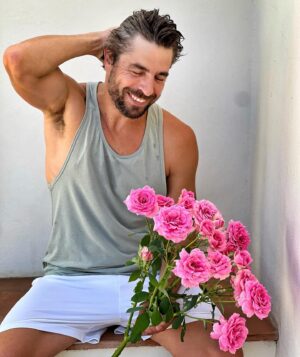 Agustín Galiana Instagram - Vive le PRINTEMPS 🌸 et vive mon rosier qui fait des bouquets  entiers et déjà tous prêts  dans une seule branche 🌸 

#fleurs #roses #rose #rosesrose #printemps #bonheur #monjardin #chezmoi #rosier #espagne #maisoncampagne #rosa #rosarosa #rose #primavera