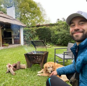 Agustín Sierra Instagram - Hoy lamentablemente me tocó despedir al Panza ❤️‍🩹

Solo quiero agradecerle a la vida por tu compañía y dulzura infinita. Nunca paraste de pedir una carícia y donde hubo fuego o asado ahí estuviste, firme junto al pueblo. 
El famoso perro con cresta 💘 el que usaba la pileta los 365 días del año, sin importar que esté podrida  o que hagan 2 grados bajo cero. 

Gracias por tanto amor del bueno, fuiste lo más de lo más Panza querido! se te va a extrañar mucho por acá🦁♾️🧡