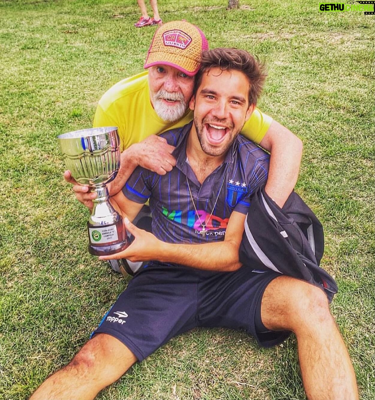 Agustín Sierra - 52.1K Likes - 27 de marzo para toda la vida ✨
Hoy, con alegría y entre muchas lágrimas tmb, celebro lo afortunado que fui de tenerte conmigo tanto tiempo.
Obvio que me encantaría que estés acá, a veces se me hace difícil sin vos, pero como decías siempre, “hay que ser agradecido hijo” y yo agradezco haber tenido un padre como vos, con tus valores y tus consejos.
Feliz cumpleaños viejito donde sea que estés !
Te quiero y te extraño mucho 🩵♾️🤍