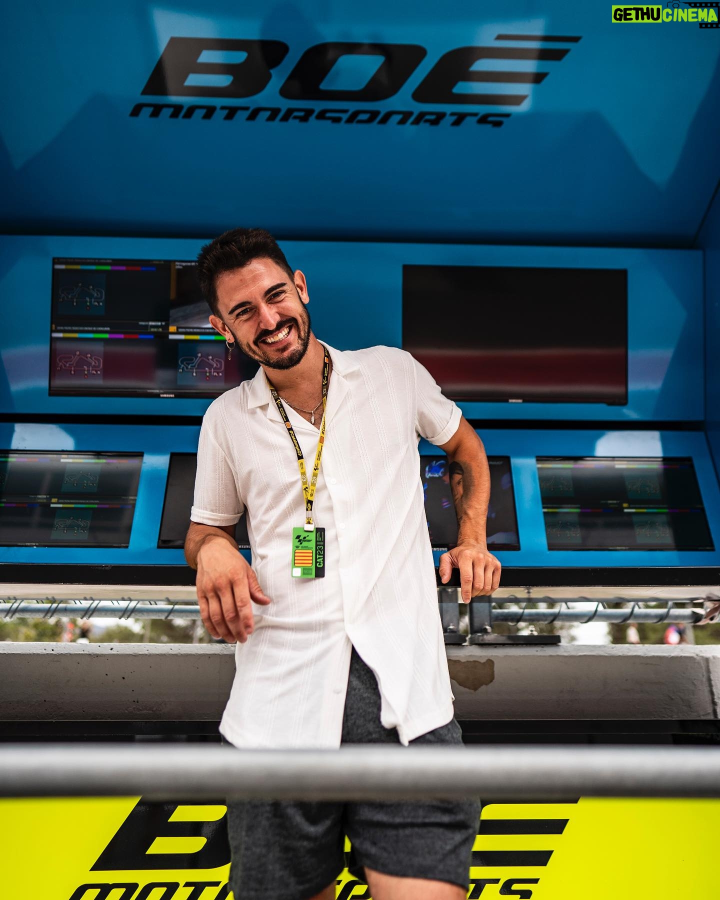 Ahikar Azcona - 8.2K Likes - Gran Premio?
Gran premio el fin de semana que nos hemos pegadoš«
1- hemos tenido el lujo de estar montando jaleo sobre el camión de @amvsegurosenmoto con @discodelia_music
2- El equipo @boe_motorsports nos han abierto las puertas del box y nos han tratado como uno mĆ”s š«¶š½
3- Una vez mĆ”s @samuele_zuccali ha vuelto a jugar con mis š±š± šš (gracias por no romperlas š)
4- Y mƔs gracias a @infinitumfest por meternos en ese cartelazo y poder compartir platos con @fonsinieto10 y @djabelramos en el @gobeachclub_bcn
Lo dicho; FINDE REDONDO šļø