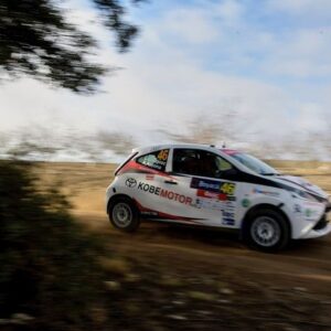 Ahikar Azcona Instagram - El pasado fin de semana cumplí uno de mis mayores sueños desde pequeño; “CORRER UN RALLY”

Y tengo un enorme saco lleno de agradecimientos para mucha gente…

En primer lugar gracias a @kobemotorsport por dejarme pilotar vuestro coche. Todos sabemos que no es un coche potente, pero es sin duda el mejor coche para iniciarse y aprender lo que es un rallye, a parte de ser divertidísimo😍💪🏾

Gracias a @plemarsport por darme la mejor asistencia durante el rallye. 

Gracias @rafaeeeeeh por la tranquilidad que me transmitiste en todo momento, porque no me faltara nada🫶🏽

Más gracias para @rallycarsl por hacerme salir bien equipado🤘🏾

Mil gracias @eguzkinecodriver por tu paciencia, pero sobre todo por tu confianza. Entiendo que no es fácil ser una copilota experimentada y montar con alguien que aparenta estar jodido de la cabeza, y que además, no ha escuchado notas en la vida. Así que gracias por todo lo que me has enseñado…

Y me dejo para el final el plato grande. Los culpables en hacer realidad este sueño; @juanantch y @arturo_pleguezuelos , que están detrás de toda la organización. 
Hace tiempo me contactaron para proponerme esta locura. Cuando descolgué el teléfono no daba crédito, pero a día de hoy, gracias a ellos, lo veo más posible que nunca. 
De verdad no sabéis lo que ha significado para mí toda vuestra labor… OS QUIERO♥️

📸 @marceromero.gr 
🎥 @shakedown_media