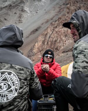Ahikar Azcona Instagram - Hace dos años por estas fechas me encontraba aquí; en Los Andes, haciendo cosas grandes con gente bonita en un sitio alto… 

Mañana volvemos a ese lugar, a terminar de escribir esta historia, o intentarlo… ya que darlo por hecho es demasiado pretencioso cuando hablamos de La Montaña.