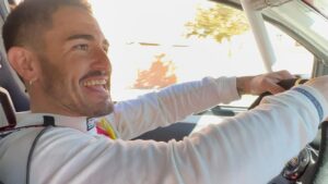 Ahikar Azcona Instagram - El pasado fin de semana cumplí uno de mis mayores sueños desde pequeño; “CORRER UN RALLY”

Y tengo un enorme saco lleno de agradecimientos para mucha gente…

En primer lugar gracias a @kobemotorsport por dejarme pilotar vuestro coche. Todos sabemos que no es un coche potente, pero es sin duda el mejor coche para iniciarse y aprender lo que es un rallye, a parte de ser divertidísimo😍💪🏾

Gracias a @plemarsport por darme la mejor asistencia durante el rallye. 

Gracias @rafaeeeeeh por la tranquilidad que me transmitiste en todo momento, porque no me faltara nada🫶🏽

Más gracias para @rallycarsl por hacerme salir bien equipado🤘🏾

Mil gracias @eguzkinecodriver por tu paciencia, pero sobre todo por tu confianza. Entiendo que no es fácil ser una copilota experimentada y montar con alguien que aparenta estar jodido de la cabeza, y que además, no ha escuchado notas en la vida. Así que gracias por todo lo que me has enseñado…

Y me dejo para el final el plato grande. Los culpables en hacer realidad este sueño; @juanantch y @arturo_pleguezuelos , que están detrás de toda la organización. 
Hace tiempo me contactaron para proponerme esta locura. Cuando descolgué el teléfono no daba crédito, pero a día de hoy, gracias a ellos, lo veo más posible que nunca. 
De verdad no sabéis lo que ha significado para mí toda vuestra labor… OS QUIERO♥️

📸 @marceromero.gr 
🎥 @shakedown_media