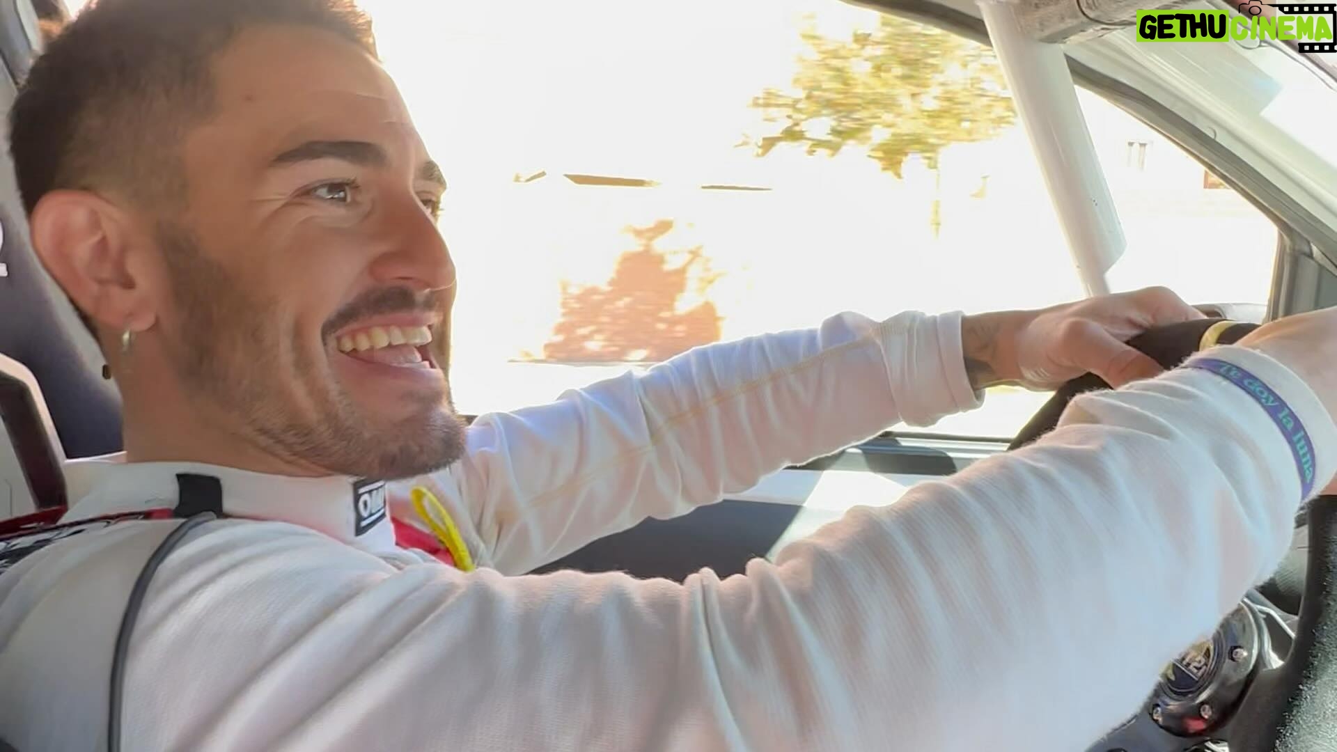 Ahikar Azcona - 12.9K Likes - El pasado fin de semana cumplí uno de mis mayores sueños desde pequeño; “CORRER UN RALLY”
Y tengo un enorme saco lleno de agradecimientos para mucha gente…
En primer lugar gracias a @kobemotorsport por dejarme pilotar vuestro coche. Todos sabemos que no es un coche potente, pero es sin duda el mejor coche para iniciarse y aprender lo que es un rallye, a parte de ser divertidísimo😍💪🏾
Gracias a @plemarsport por darme la mejor asistencia durante el rallye.
Gracias @rafaeeeeeh por la tranquilidad que me transmitiste en todo momento, porque no me faltara nada🫶🏽
Más gracias para @rallycarsl por hacerme salir bien equipado🤘🏾
Mil gracias @eguzkinecodriver por tu paciencia, pero sobre todo por tu confianza. Entiendo que no es fácil ser una copilota experimentada y montar con alguien que aparenta estar jodido de la cabeza, y que además, no ha escuchado notas en la vida. Así que gracias por todo lo que me has enseñado…
Y me dejo para el final el plato grande. Los culpables en hacer realidad este sueño; @juanantch y @arturo_pleguezuelos , que están detrás de toda la organización.
Hace tiempo me contactaron para proponerme esta locura. Cuando descolgué el teléfono no daba crédito, pero a día de hoy, gracias a ellos, lo veo más posible que nunca.
De verdad no sabéis lo que ha significado para mí toda vuestra labor… OS QUIERO♥️
📸 @marceromero.gr
🎥 @shakedown_media