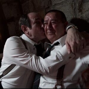 Ahikar Azcona Instagram - Vertigo. 

Vértigo siento al estrenarse “La Voz Del Sol”

Una película que ha marcado mi vida por varias razones; 

-He cumplido el sueño que tenía, de poder participar con mi abuelo en una película, y si el sueño ya era bonito, súmale a mi hermana @leire_iguz y mi tía Ana @azkonalara , cantando junto con él las canciones que venimos cantando toda una vida, cada año en noche buena… 
Así es, queda inmortalizado para el mundo, y para siempre, y da VÉRTIGO, un vértigo muy bonito. 

-He tenido el lujo de grabar junto con Karra Elejalde, Carmen Machi y Matteo Artunedo @matteo_artunedo , que aun siendo su debut, ha demostrado una templanza y profesionalidad que ojalá tenerla yo. 
Enhorabuena a todos los demás Actores que han participado y con los que me hubiera gustado coincidir en set, porque sois todos increíbles. 

-He interpretado el personaje de Joserra, 
un Navarro muy bandarra de los años 60 que me ha hecho sentir a mí las cosas que vivió en sus carnes (cosas que mi familia ha vivido en realidad) así que cada sonrisa y cada lágrima de Joserra no ha podido ser más real. 

-No he podido tener mejor equipo técnico. 
Más que equipo ha sido una familia, y siento mucha pena que estas cosas sean efímeras porque los quiero a mi lado para siempre…🫶🏽

-Esta película es una muestra de amor hacia nuestra tierra. Ha sido muy especial.
Las localizaciones son mi ciudad, mis bares y mi gente; el 90% de los extras son amigos y conocidos. Y quien trajo el ganado y gestionó los encierros fue mi tío Miguel Reta. Vamos, todo quedó en familia. 

Si os habéis tragado la parrafada, agradeceros a todos vosotros por estar siempre ahí, 
por apoyar y sentir el calor del cine, 
(no dejéis que nunca se enfríe) y sobre todo gracias a Carol Polakoff y Denisse por darme esta gran oportunidad. 

Millones de gracias a @tamara_arranz por estos fotones!!