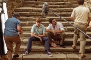 Ahikar Azcona Instagram - Vertigo. 

Vértigo siento al estrenarse “La Voz Del Sol”

Una película que ha marcado mi vida por varias razones; 

-He cumplido el sueño que tenía, de poder participar con mi abuelo en una película, y si el sueño ya era bonito, súmale a mi hermana @leire_iguz y mi tía Ana @azkonalara , cantando junto con él las canciones que venimos cantando toda una vida, cada año en noche buena… 
Así es, queda inmortalizado para el mundo, y para siempre, y da VÉRTIGO, un vértigo muy bonito. 

-He tenido el lujo de grabar junto con Karra Elejalde, Carmen Machi y Matteo Artunedo @matteo_artunedo , que aun siendo su debut, ha demostrado una templanza y profesionalidad que ojalá tenerla yo. 
Enhorabuena a todos los demás Actores que han participado y con los que me hubiera gustado coincidir en set, porque sois todos increíbles. 

-He interpretado el personaje de Joserra, 
un Navarro muy bandarra de los años 60 que me ha hecho sentir a mí las cosas que vivió en sus carnes (cosas que mi familia ha vivido en realidad) así que cada sonrisa y cada lágrima de Joserra no ha podido ser más real. 

-No he podido tener mejor equipo técnico. 
Más que equipo ha sido una familia, y siento mucha pena que estas cosas sean efímeras porque los quiero a mi lado para siempre…🫶🏽

-Esta película es una muestra de amor hacia nuestra tierra. Ha sido muy especial.
Las localizaciones son mi ciudad, mis bares y mi gente; el 90% de los extras son amigos y conocidos. Y quien trajo el ganado y gestionó los encierros fue mi tío Miguel Reta. Vamos, todo quedó en familia. 

Si os habéis tragado la parrafada, agradeceros a todos vosotros por estar siempre ahí, 
por apoyar y sentir el calor del cine, 
(no dejéis que nunca se enfríe) y sobre todo gracias a Carol Polakoff y Denisse por darme esta gran oportunidad. 

Millones de gracias a @tamara_arranz por estos fotones!!