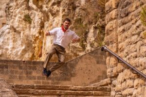 Ahikar Azcona Instagram - Vertigo. 

Vértigo siento al estrenarse “La Voz Del Sol”

Una película que ha marcado mi vida por varias razones; 

-He cumplido el sueño que tenía, de poder participar con mi abuelo en una película, y si el sueño ya era bonito, súmale a mi hermana @leire_iguz y mi tía Ana @azkonalara , cantando junto con él las canciones que venimos cantando toda una vida, cada año en noche buena… 
Así es, queda inmortalizado para el mundo, y para siempre, y da VÉRTIGO, un vértigo muy bonito. 

-He tenido el lujo de grabar junto con Karra Elejalde, Carmen Machi y Matteo Artunedo @matteo_artunedo , que aun siendo su debut, ha demostrado una templanza y profesionalidad que ojalá tenerla yo. 
Enhorabuena a todos los demás Actores que han participado y con los que me hubiera gustado coincidir en set, porque sois todos increíbles. 

-He interpretado el personaje de Joserra, 
un Navarro muy bandarra de los años 60 que me ha hecho sentir a mí las cosas que vivió en sus carnes (cosas que mi familia ha vivido en realidad) así que cada sonrisa y cada lágrima de Joserra no ha podido ser más real. 

-No he podido tener mejor equipo técnico. 
Más que equipo ha sido una familia, y siento mucha pena que estas cosas sean efímeras porque los quiero a mi lado para siempre…🫶🏽

-Esta película es una muestra de amor hacia nuestra tierra. Ha sido muy especial.
Las localizaciones son mi ciudad, mis bares y mi gente; el 90% de los extras son amigos y conocidos. Y quien trajo el ganado y gestionó los encierros fue mi tío Miguel Reta. Vamos, todo quedó en familia. 

Si os habéis tragado la parrafada, agradeceros a todos vosotros por estar siempre ahí, 
por apoyar y sentir el calor del cine, 
(no dejéis que nunca se enfríe) y sobre todo gracias a Carol Polakoff y Denisse por darme esta gran oportunidad. 

Millones de gracias a @tamara_arranz por estos fotones!!
