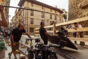 Ahikar Azcona Instagram - Vertigo. 

Vértigo siento al estrenarse “La Voz Del Sol”

Una película que ha marcado mi vida por varias razones; 

-He cumplido el sueño que tenía, de poder participar con mi abuelo en una película, y si el sueño ya era bonito, súmale a mi hermana @leire_iguz y mi tía Ana @azkonalara , cantando junto con él las canciones que venimos cantando toda una vida, cada año en noche buena… 
Así es, queda inmortalizado para el mundo, y para siempre, y da VÉRTIGO, un vértigo muy bonito. 

-He tenido el lujo de grabar junto con Karra Elejalde, Carmen Machi y Matteo Artunedo @matteo_artunedo , que aun siendo su debut, ha demostrado una templanza y profesionalidad que ojalá tenerla yo. 
Enhorabuena a todos los demás Actores que han participado y con los que me hubiera gustado coincidir en set, porque sois todos increíbles. 

-He interpretado el personaje de Joserra, 
un Navarro muy bandarra de los años 60 que me ha hecho sentir a mí las cosas que vivió en sus carnes (cosas que mi familia ha vivido en realidad) así que cada sonrisa y cada lágrima de Joserra no ha podido ser más real. 

-No he podido tener mejor equipo técnico. 
Más que equipo ha sido una familia, y siento mucha pena que estas cosas sean efímeras porque los quiero a mi lado para siempre…🫶🏽

-Esta película es una muestra de amor hacia nuestra tierra. Ha sido muy especial.
Las localizaciones son mi ciudad, mis bares y mi gente; el 90% de los extras son amigos y conocidos. Y quien trajo el ganado y gestionó los encierros fue mi tío Miguel Reta. Vamos, todo quedó en familia. 

Si os habéis tragado la parrafada, agradeceros a todos vosotros por estar siempre ahí, 
por apoyar y sentir el calor del cine, 
(no dejéis que nunca se enfríe) y sobre todo gracias a Carol Polakoff y Denisse por darme esta gran oportunidad. 

Millones de gracias a @tamara_arranz por estos fotones!!