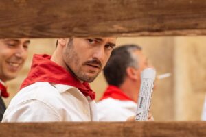 Ahikar Azcona Instagram - Vertigo. 

Vértigo siento al estrenarse “La Voz Del Sol”

Una película que ha marcado mi vida por varias razones; 

-He cumplido el sueño que tenía, de poder participar con mi abuelo en una película, y si el sueño ya era bonito, súmale a mi hermana @leire_iguz y mi tía Ana @azkonalara , cantando junto con él las canciones que venimos cantando toda una vida, cada año en noche buena… 
Así es, queda inmortalizado para el mundo, y para siempre, y da VÉRTIGO, un vértigo muy bonito. 

-He tenido el lujo de grabar junto con Karra Elejalde, Carmen Machi y Matteo Artunedo @matteo_artunedo , que aun siendo su debut, ha demostrado una templanza y profesionalidad que ojalá tenerla yo. 
Enhorabuena a todos los demás Actores que han participado y con los que me hubiera gustado coincidir en set, porque sois todos increíbles. 

-He interpretado el personaje de Joserra, 
un Navarro muy bandarra de los años 60 que me ha hecho sentir a mí las cosas que vivió en sus carnes (cosas que mi familia ha vivido en realidad) así que cada sonrisa y cada lágrima de Joserra no ha podido ser más real. 

-No he podido tener mejor equipo técnico. 
Más que equipo ha sido una familia, y siento mucha pena que estas cosas sean efímeras porque los quiero a mi lado para siempre…🫶🏽

-Esta película es una muestra de amor hacia nuestra tierra. Ha sido muy especial.
Las localizaciones son mi ciudad, mis bares y mi gente; el 90% de los extras son amigos y conocidos. Y quien trajo el ganado y gestionó los encierros fue mi tío Miguel Reta. Vamos, todo quedó en familia. 

Si os habéis tragado la parrafada, agradeceros a todos vosotros por estar siempre ahí, 
por apoyar y sentir el calor del cine, 
(no dejéis que nunca se enfríe) y sobre todo gracias a Carol Polakoff y Denisse por darme esta gran oportunidad. 

Millones de gracias a @tamara_arranz por estos fotones!!