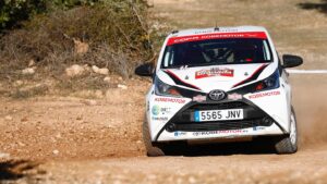 Ahikar Azcona Instagram - El pasado fin de semana cumplí uno de mis mayores sueños desde pequeño; “CORRER UN RALLY”

Y tengo un enorme saco lleno de agradecimientos para mucha gente…

En primer lugar gracias a @kobemotorsport por dejarme pilotar vuestro coche. Todos sabemos que no es un coche potente, pero es sin duda el mejor coche para iniciarse y aprender lo que es un rallye, a parte de ser divertidísimo😍💪🏾

Gracias a @plemarsport por darme la mejor asistencia durante el rallye. 

Gracias @rafaeeeeeh por la tranquilidad que me transmitiste en todo momento, porque no me faltara nada🫶🏽

Más gracias para @rallycarsl por hacerme salir bien equipado🤘🏾

Mil gracias @eguzkinecodriver por tu paciencia, pero sobre todo por tu confianza. Entiendo que no es fácil ser una copilota experimentada y montar con alguien que aparenta estar jodido de la cabeza, y que además, no ha escuchado notas en la vida. Así que gracias por todo lo que me has enseñado…

Y me dejo para el final el plato grande. Los culpables en hacer realidad este sueño; @juanantch y @arturo_pleguezuelos , que están detrás de toda la organización. 
Hace tiempo me contactaron para proponerme esta locura. Cuando descolgué el teléfono no daba crédito, pero a día de hoy, gracias a ellos, lo veo más posible que nunca. 
De verdad no sabéis lo que ha significado para mí toda vuestra labor… OS QUIERO♥️

📸 @marceromero.gr 
🎥 @shakedown_media