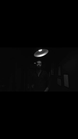 Ahmad Almutaeri Instagram - صار سنتين ماناشر شي . 

شلونكم 🖤