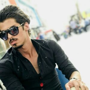 Ahmad Almutaeri Instagram - ‏لم يَعُدْ بيني وبينَكِ 
غيرُ رنَّاتِ الهواتفْ

لم يعدْ بيني وبينَكِ 
غيرُ لم أقصِدْ وآسفْ

وأنا وحدي أُقاتلْ
وأنا وحدي أُجازفْ