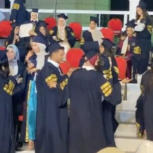 Ahmed Abdelhamid Instagram - شباب كتير زى حالاتى كدة .. بيجى عليهم وقت يكونوا مشتتين و متخبطين فى أفكارهم .. مش عارفين الى هم فيه ده صح ولا غلط هو أنا كدة بضيع وقت ولا أنا ماشى صح .. حبى لشغلى و شغفى بيه خلانى أبعد عن تعليمى و انا فى نص المشوار .. و بعدت كتير ٤ سنين تقريباً كنت مقرر انى مش عايز أكمل و شايف ان ده تضيع وقت و هاخد الشهادة أعلقها عالحيط و مش هتفيدنى بحاجة و الكلام الى شباب كتير بتفكر فيه و كنت مقتنع جداً .. و برغم انى كنت باخد خطوات كويسة و ثابتة فى شغلى .. الا انى دايماً كنت حاسس بحاجة ناقصة .. حاسس انى مش عامل الى عليه فعلاً .. كسلان .. أنانى .. ثقتى بنفسى قليلة .. ده غير عدم تقدير لأهلى الى تعبوا و صرفوا عليا عشان يفرحوا بإبنهم و بعد ما السنين عدت اتملكنى الإحباط أكتر إنى إزاى هرجع دلوقتى و أكمل أنا دفعتى كلهم اتخرجوا و اشتغلوا و اتجوزوا و خلفوا كمان .. هرجع ادخل مع زمايل جداد معرفش فيهم حد و احتمال يفتكرونى معيد أو بشتغل فى الجامعة و ده كان بيحصل فعلاً 😁 .. لكن ربنا بفضله وقف جمبى و بعتلى الحافز و الإلهام ووقفلى ولاد الحلال زى ما بنقول و فتحلى باب و فرصة جديدة و يمكن كانت أخيرة إنى أرجع و أكمل .. و الحمدلله اتوفقت و كنت قد وعدى لنفسى انى هخلص تعليمى لنفسى مش عشان اى حاجة تانية و الموضوع مكنش سهل خالص نفسياً اكتر من عملياً ده غير الكورونا طبعاً و اللخبطة الى عملتها فى نظام التعليم الى متعود عليه .. و لكن الحمدلله حصلت على شهادة البكالوريوس اعلام و انهاردة بس احترامى لنفسى و ايمانى بيها زاد و بقيت مصدق إنى أقدر أعمل أو حاجة .. شكراً لأهلى الى تعبتهم معايا فوق فوق فوووق طاقتهم و استحملوني و فضلوا فى ضهرى لحد ما اتخرجت .. شكراً لزمايلى أو ولادى الى فى الجامعة الى كانوا بيساعدونى عشان اقدر انجح و اعدى ترم ترم .. و أخيراً شكراً للجامعة المحترمة @msauniversityofficial الى اتشرفت انى كنت طالب فيها لأن مهما قولت و وصفت المسئولين و الدكاترة و المعيدين بتوعى وقفوا جمبى ازاى و مهما شكرتهم مش هوفيهم حقهم .. وأخيراً شكراً لنفسى انها مخذلتنيش قدام نفسى و أهلى و الناس كلها .. و ياريت أو حد وقع فى نفس الفخ بتاعى ده ميحسش بيأس و يكمل عشان دايماً فيه فرصة تانية انك تكسب نفسك من جديد 🤍
OFFICIALLY A GRADUATE ELHAMDOLELAH 🎓😍