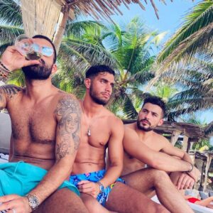 Ahmed Harroun Instagram - Emploie bien ton temps, la vie passe en un instant, profite de chaque moment . #lavilladescoeursbrisés #tfx #love #picture #pictureoftheday #friends @lavilladescoeursbrises5_tfx @vincentqueijo @anthonymateo_off