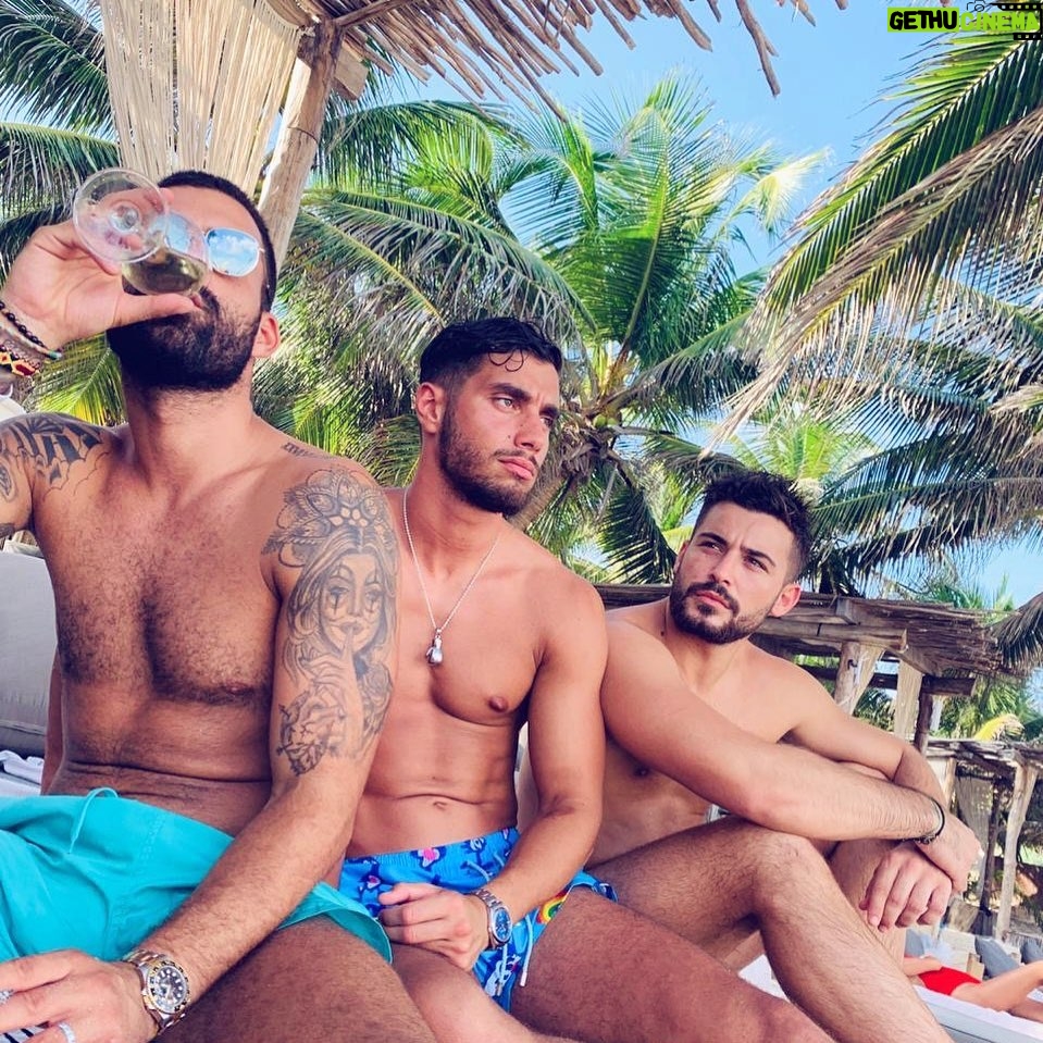 Ahmed Harroun - 64.3K Likes - Emploie bien ton temps, la vie passe en un instant, profite de chaque moment . #lavilladescoeursbrisés #tfx #love #picture #pictureoftheday #friends @lavilladescoeursbrises5_tfx @vincentqueijo @anthonymateo_off