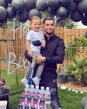 Ahmed Harroun Instagram - Aucune somme d’argent ne vaut plus que le temps passé avec ta famille ❤️ 

#family #love #birthday #algerie #kabyle #brother #goodmoments #blackandwhite #strongfamily #sun 🙏