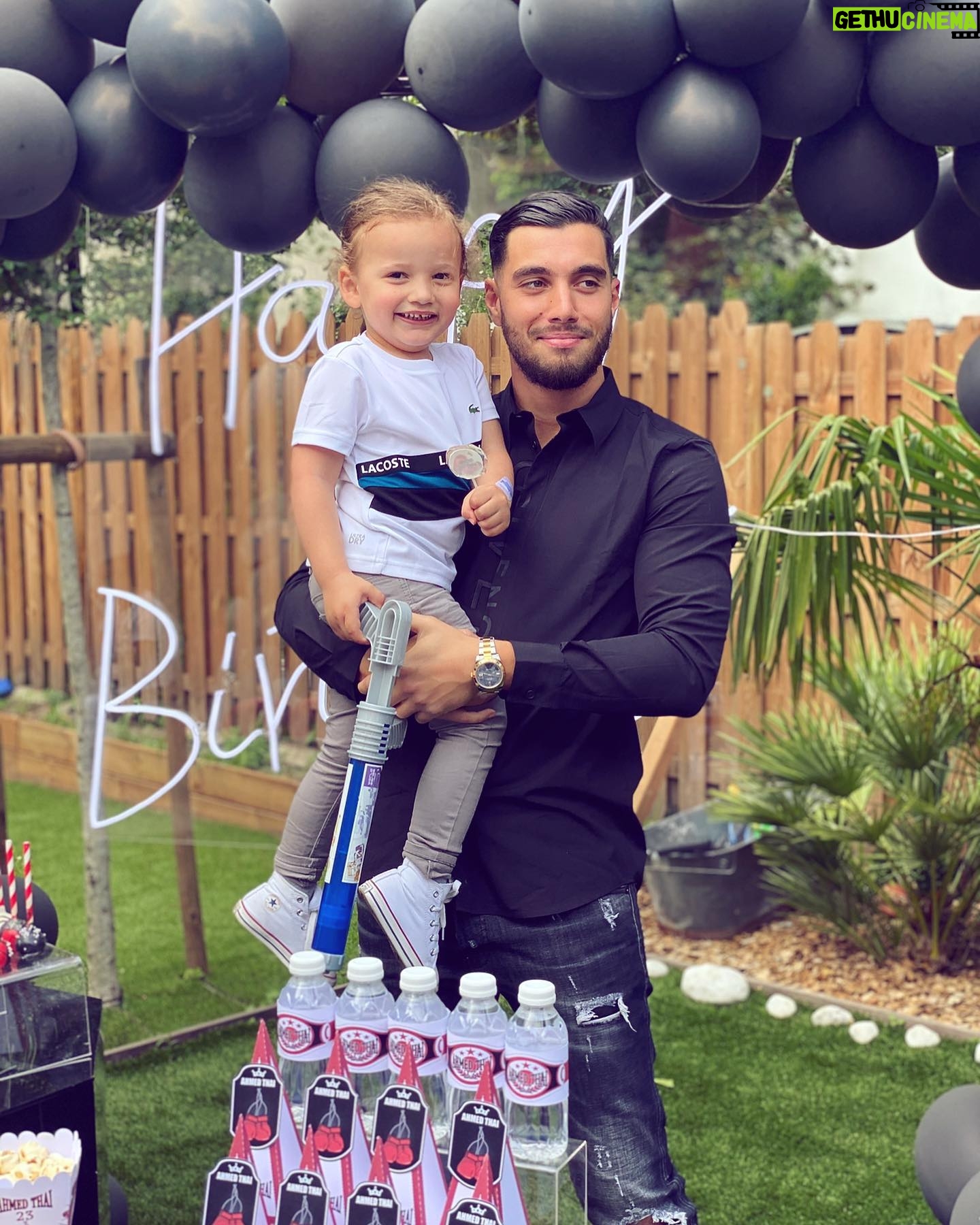 Ahmed Harroun - 31.8K Likes - Aucune somme d’argent ne vaut plus que le temps passé avec ta famille ❤️
#family #love #birthday #algerie #kabyle #brother #goodmoments #blackandwhite #strongfamily #sun 🙏