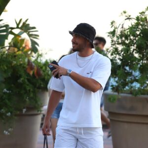 Ahmed Harroun Instagram - Ne t’empêche pas d’être toi . 
Mieux vaut déplaire pour ce que tu es que de plaire pour ce que tu n’es pas 😁