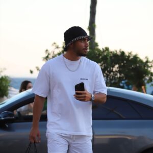 Ahmed Harroun Instagram - Ne t’empêche pas d’être toi . 
Mieux vaut déplaire pour ce que tu es que de plaire pour ce que tu n’es pas 😁