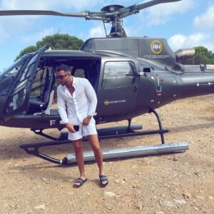 Ahmed Harroun Instagram - Je n’ai pas changé , j’ai juste compris ce qui étaient important pour moi .

Va toujours de l'avant,
sans regarder derrière,
Et ne perds pas ton temps .
