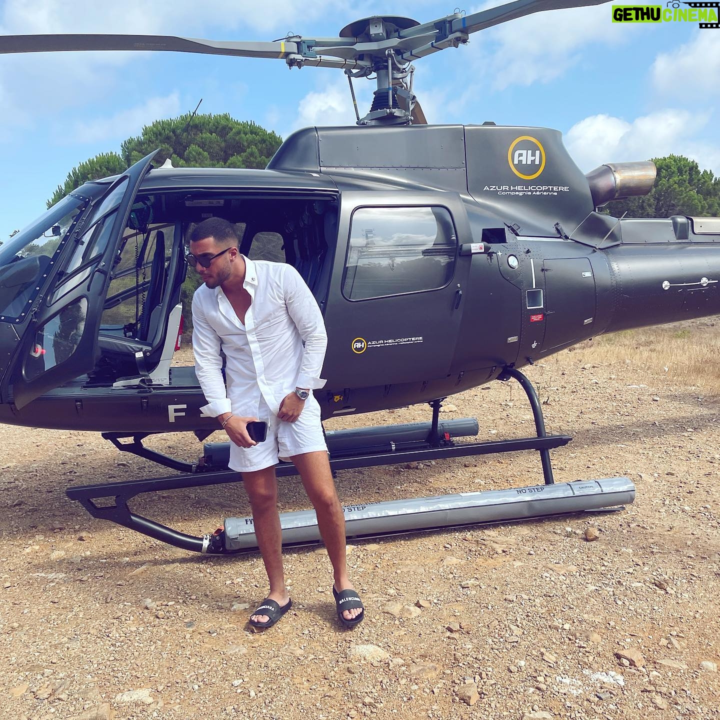 Ahmed Harroun - 20.7K Likes - Je n’ai pas changé , j’ai juste compris ce qui étaient important pour moi .
Va toujours de l'avant,
sans regarder derrière,
Et ne perds pas ton temps .