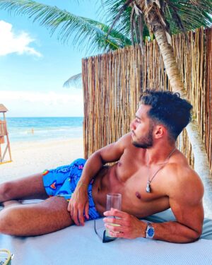 Ahmed Harroun Instagram - La roue tourne j’négocie les virages, ils ont voulus m’noyer ils m’ont appris à nager 🙏 

#dubai  #dz #tulum #love #peace #sun #beach #boxing #memories