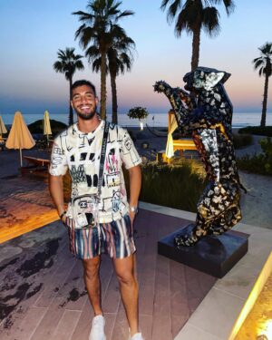 Ahmed Harroun Instagram - Malgré les épreuves il faut continuer de sourire à la vie. Autrement, elle se fâche et coupe vite le courant à ceux qui ont cessé de croire en elle et de l'aimer dans la souffrance comme dans la joie 😁

#dubai #nikkibeach #lifestyle #sunset #goodmoments #smile #dz #enjoy