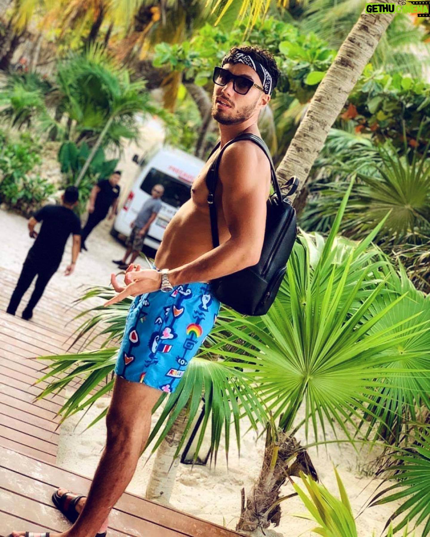 Ahmed Harroun - 27.6K Likes - Quoi que tu fasses dans ta vie , les gens te critiqueront alors fait ce que tu veux 😇