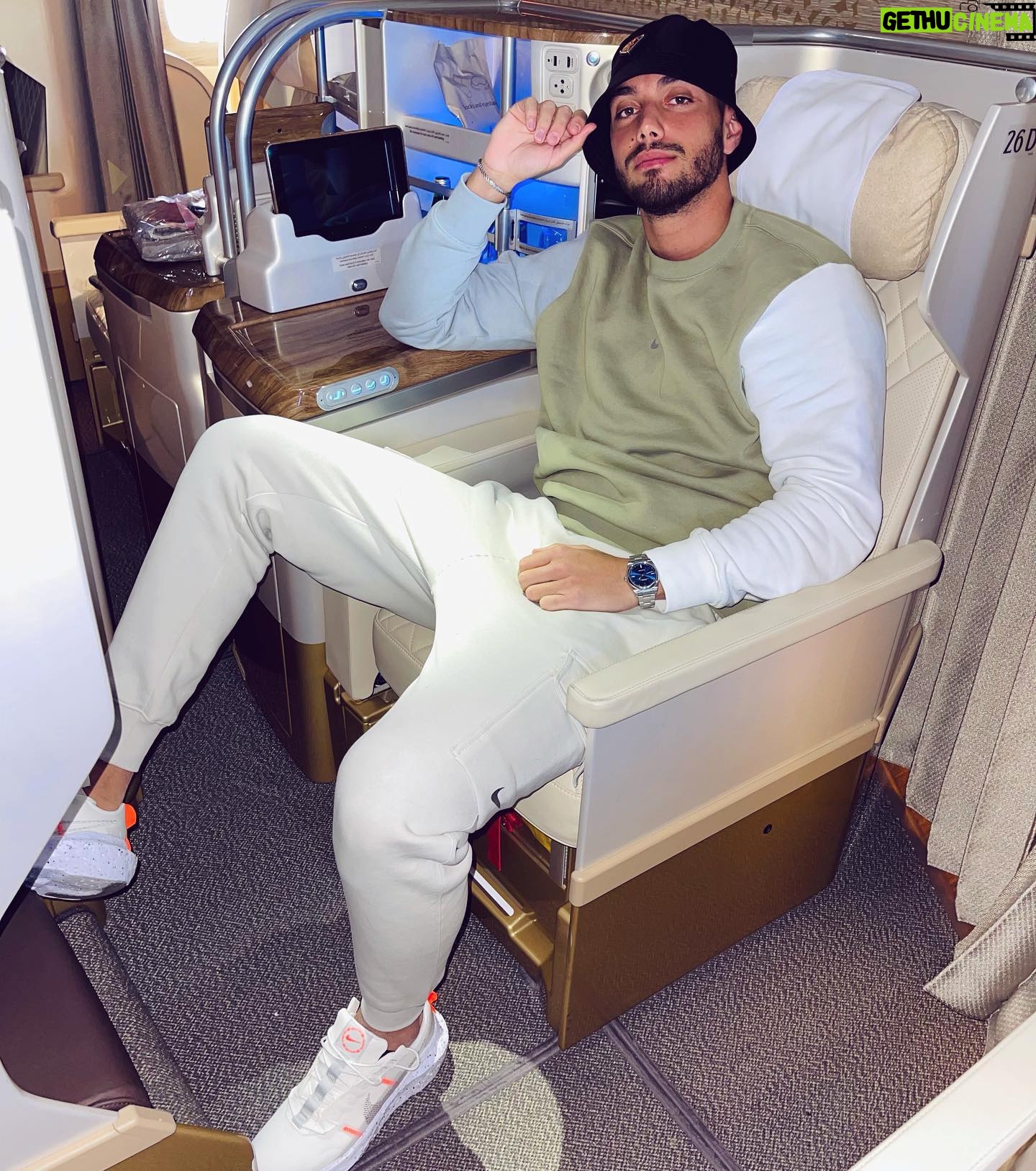 Ahmed Harroun - 29.2K Likes - De toute façon que tu sois en économique ou en business si l’avion se crash on aura tous la même mort .
( j’ai tellement peur de l’avion )
😱 et vous Vous avez peur de l’avion ? 😆
L’important c’est de profiter !!!! 😄 🤷🏼♂️
#dubai #dubailife #paris #dz #travel #live #love