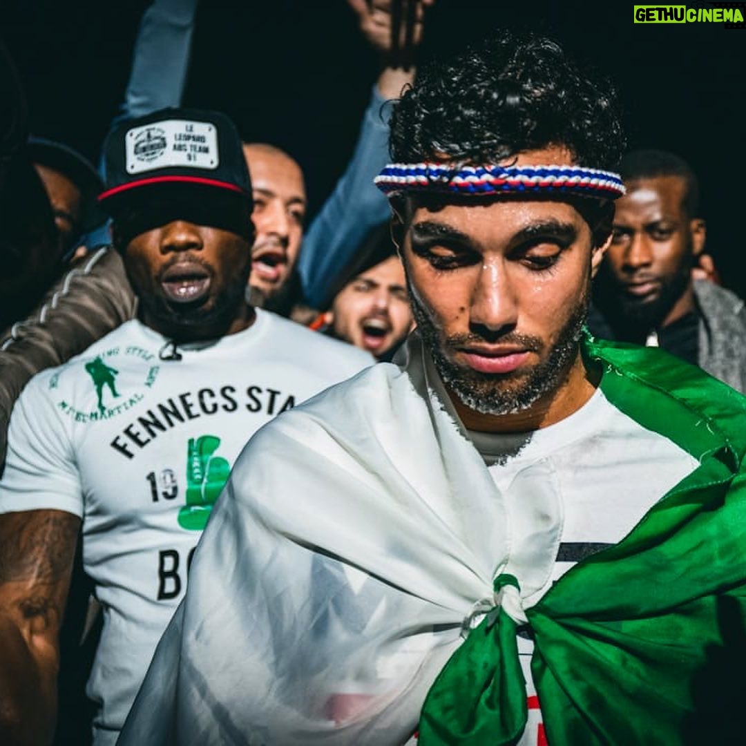 Ahmed Harroun - 13.8K Likes - 🇩🇿Qassaman binnazilat ilmahiqat
Waddimaa izzakiyat ittahirat
Qassa walbonood illamiaat ilkhafiqat
F'Ilgibal ishshamikhat ishshahiqat
Nahno thurna fahayaton aw ma maaat
Wa aqadna alazma an tahya algazair
Fashhadoo ! Fashhadoo ! Fashhadoo !🇩🇿 #algerie #dz #kabyle #213 #leszhommes #tamazight #ⵎⴰⵣⵉⵖ ♓️