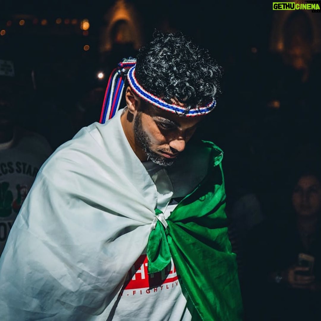 Ahmed Harroun - 13.8K Likes - 🇩🇿Qassaman binnazilat ilmahiqat
Waddimaa izzakiyat ittahirat
Qassa walbonood illamiaat ilkhafiqat
F'Ilgibal ishshamikhat ishshahiqat
Nahno thurna fahayaton aw ma maaat
Wa aqadna alazma an tahya algazair
Fashhadoo ! Fashhadoo ! Fashhadoo !🇩🇿 #algerie #dz #kabyle #213 #leszhommes #tamazight #ⵎⴰⵣⵉⵖ ♓️