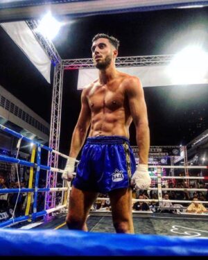 Ahmed Harroun Instagram - Le guerrier affûte sa lame sans relâche mais ne la sort que pour une bonne raison 🇩🇿♓️

Bangkok Thaïlande 🇹🇭