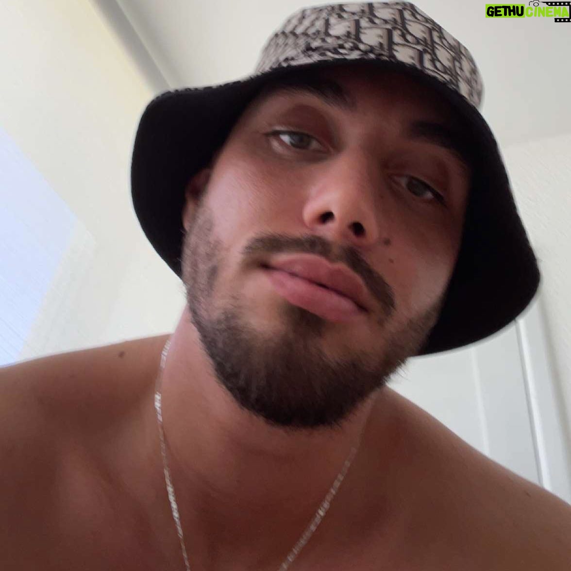 Ahmed Harroun - 21.3K Likes - On ne peut pas toujours expliquer ce qu’on ressent parce que ce qui est dans nos cœur est souvent plus fort que nos mots .
#dubai #paris #life