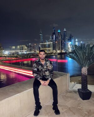 Ahmed Harroun Instagram - Le sourire sur mon visage ne veut pas dire que ma vie est parfaite , il veut seulement dire que j’apprécie ce que la vie m’a donné 😁 dieu merci 🙏