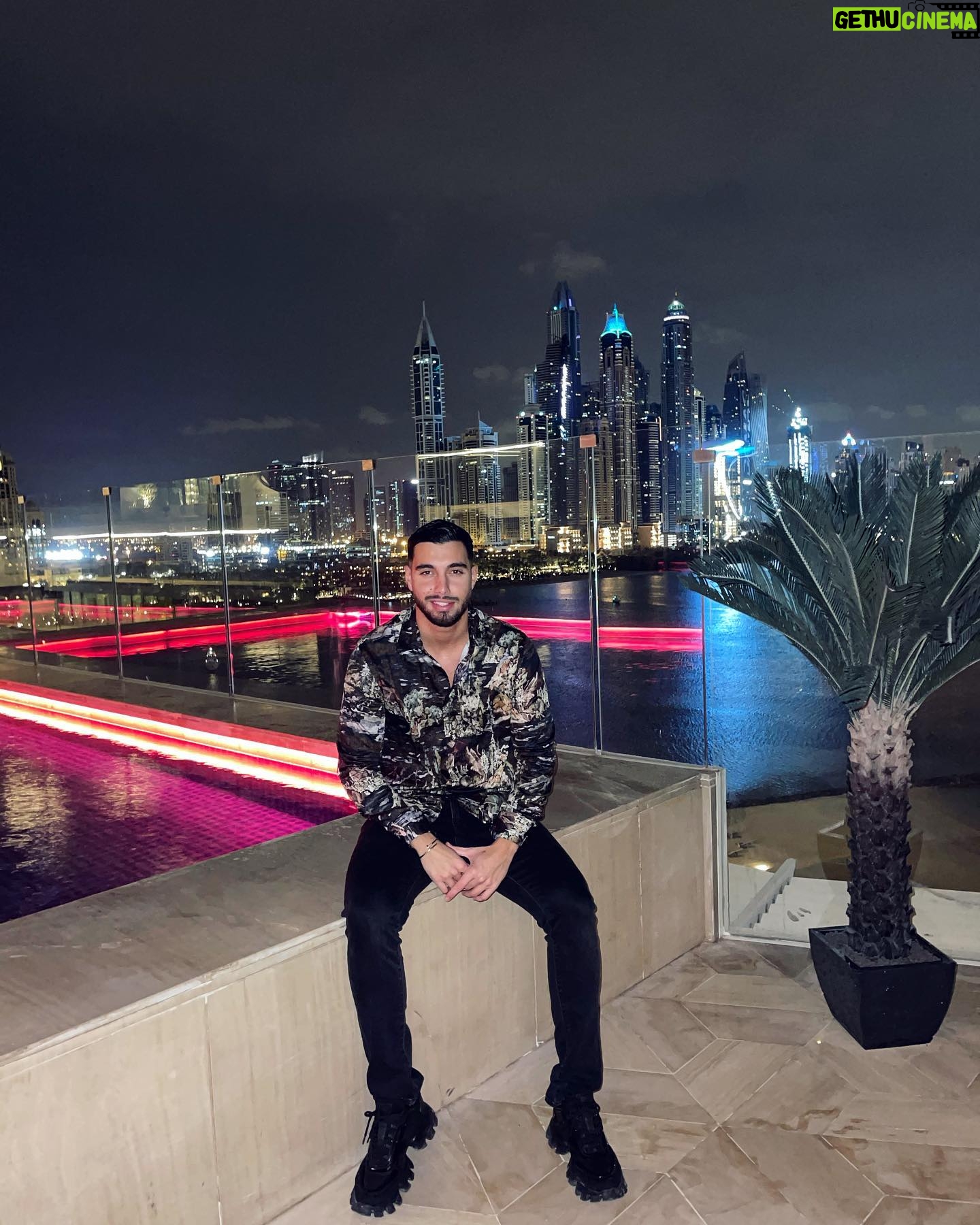 Ahmed Harroun - 12.5K Likes - Le sourire sur mon visage ne veut pas dire que ma vie est parfaite , il veut seulement dire que j’apprécie ce que la vie m’a donné 😁 dieu merci 🙏