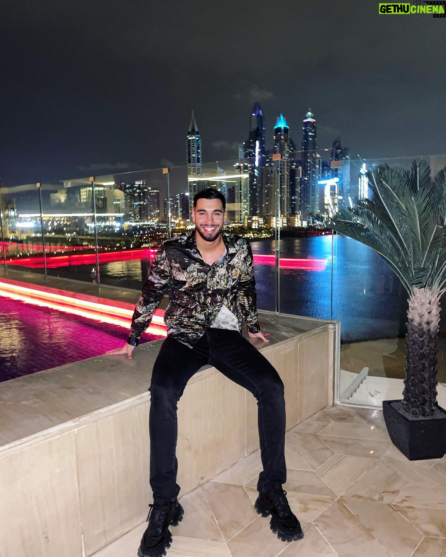 Ahmed Harroun - 12.5K Likes - Le sourire sur mon visage ne veut pas dire que ma vie est parfaite , il veut seulement dire que j’apprécie ce que la vie m’a donné 😁 dieu merci 🙏