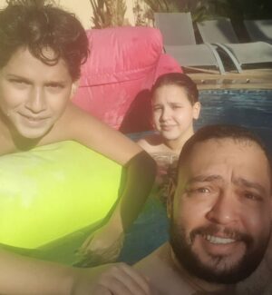 Ahmed Rizq Instagram - كل سنه وانت طيب يا حمزه..كل سنه وانت طيب يا عمر.. بحبكوا قوى @hamzarizk_  @omarrizk60