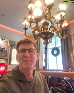 Ahmet Çevik Instagram - Güzel bir Viyana seyahatinin sonuna geldim.
Hoşçakal Viyana. 
#binşükür 
 #viyana #vienna #avusturya🇦🇹