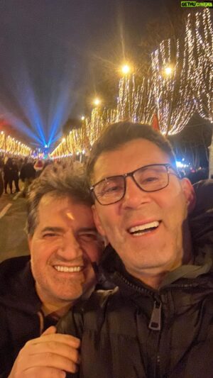 Ahmet Çevik Instagram - 5 sene sonra @kimyonmehmet'u görmek onunla yeni yıla Paris'te girmek çok keyifliydi.
#paris #parisfrance