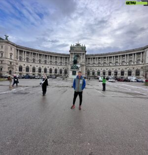 Ahmet Çevik Instagram - Viyana Güzel ama Pahalı bir Şehir.
#viyana #vienna #austurya #avusturya🇦🇹