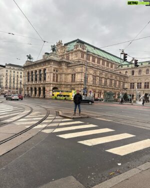 Ahmet Çevik Instagram - Güzel bir Viyana seyahatinin sonuna geldim.
Hoşçakal Viyana. 
#binşükür 
 #viyana #vienna #avusturya🇦🇹