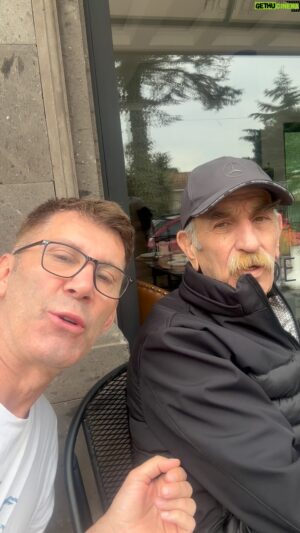 Ahmet Çevik Instagram - Başta Hayatını Kaybetmiş  Ustalarımız olmak üzere tüm meslektaşlarımızın Dünya Tiyatrolar Gününü Kutluyorum. 
#dünyatiyatrolargünü #dünyatiyatrolargünükutluolsun @bengiersinan 
#leventkırca #leventkirca #oyabaşar