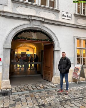Ahmet Çevik Instagram - Güzel bir Viyana seyahatinin sonuna geldim.
Hoşçakal Viyana. 
#binşükür 
 #viyana #vienna #avusturya🇦🇹