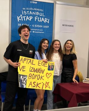 Ahmet Haktan Zavlak Instagram - Bugün bir sürpriz yapalım dedik. Çok güzeldiniz 🫶🏻
📸: @hakanaaydin61 & @renahazan