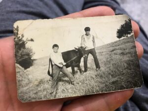 Ahmet Kayakesen Instagram - Solda babam, sağda amcam sene  1975 diye tahmin ediyorum, Bulgaristan’da sıradan bir gün...
Sonra Türkiye’ye mecburi dönüş ve hayatta kalma mücadelesi... Her 1 Mayıs’ta hatırlar bakarım bu fotoğrafa ve yine yaşasın ekmek mücadelesi derim her seferinde, bilirim bu günlere nasıl gelindiğini. 
#yaşasın1mayısişçininemekçininbayramı